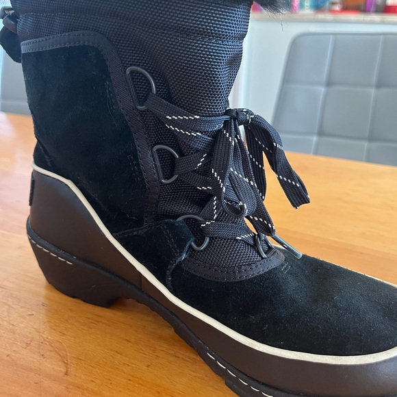 Sorel snow boots, like new. Sturdy tread, platform heel, flannel lined. Worn 3 x - Picture 5 of 12